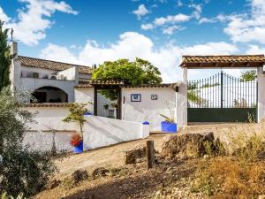 ZagrillaにあるVibrant Holiday Home in Priego de C rdoba with Private Poolの門と柵のある家
