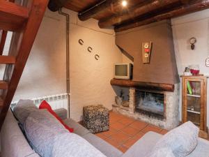 ein Wohnzimmer mit einem Sofa und einem Kamin in der Unterkunft Belvilla by OYO Casa Espunyes Plata in Oden