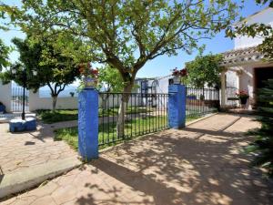 ZagrillaにあるBelvilla by OYO Carmelaの木の家の前の柵