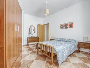 een slaapkamer met een bed, een tafel en een spiegel bij Belvilla by OYO Casa en Villanueva de San Juan in Villanueva de San Juan