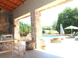 Bazén v ubytovaní Mansion in Navata with Pool near Beach alebo v jeho blízkosti