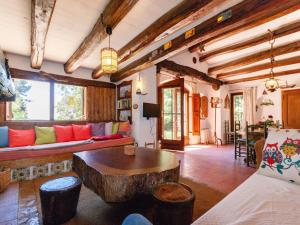 ein Wohnzimmer mit einem Baumstumpftisch und einer Couch in der Unterkunft Belvilla by OYO Can Vives in Palafrugell