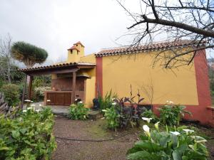 ラ・オロタバにあるBelvilla by OYO Casita Orotavaの教会のある小さな黄色と赤の家