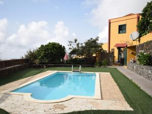 una piscina en el patio de una casa en Belvilla by OYO Casita Orotava, en La Orotava