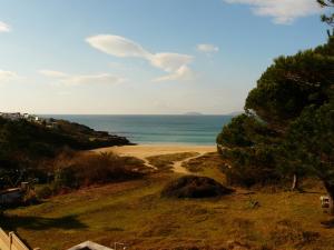 モンタルボにあるBelvilla by OYO Playa Montalvo Planta 1の海を背景にビーチを望む