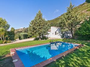 拉霍亞的住宿－Belvilla by OYO Casa Cantareros，一座房子的院子内的游泳池