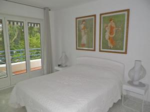 アンティーブにあるContemporary Apartment in Antibes with Terraceの白いベッドルーム(白いベッド1台、窓付)