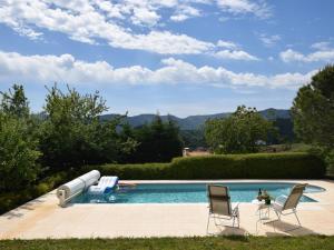 プリヴァにあるComfortable villa in Coux with private poolのスイミングプール(椅子2脚、テーブル付)
