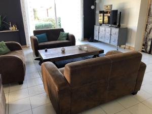 salon z 2 kanapami i stolikiem kawowym w obiekcie Modern villa with private pool w mieście Brives-sur-Charente