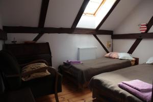 Habitación en el ático con 2 camas y ventana en Orlik Mazury, en Stare Jabłonki