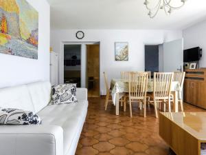 カステラーヌにあるHoliday house nearby the Lac de Castillonのリビングルーム(白いソファ、テーブル付)