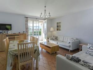 ein Wohnzimmer mit einem Sofa und einem Tisch in der Unterkunft Holiday house nearby the Lac de Castillon enjoy sun and nature in Provence in Castellane