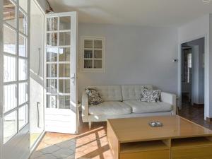 ein Wohnzimmer mit einem Sofa und einem Couchtisch in der Unterkunft Holiday house nearby the Lac de Castillon enjoy sun and nature in Provence in Castellane