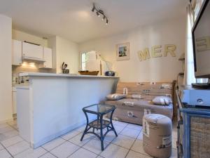 ラ・フロットにあるOld vacation home in Labaroche with jacuzziのキッチン(カウンター、椅子付)