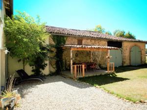 アルティガにあるBeautiful Villa with Swimming Pool in Artigatのパティオ(テーブル、椅子付)が備わる家です。
