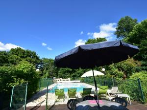 Gorgeous Villa in St Julien De Lampon with Private Pool Centre Nearbyの敷地内または近くにあるプール