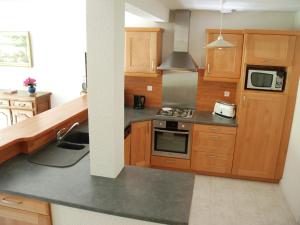 Dapur atau dapur kecil di Cosy holiday home 700m from the beach