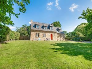 Logonna-DaoulasにあるQuaint Holiday Home in Logonna Daoulas near Seaの庭の赤い扉のある古い石造りの家