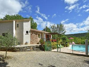 eine Villa mit einem Pool und einem Haus in der Unterkunft Stylish holiday home near St Br s in Saint-Brès