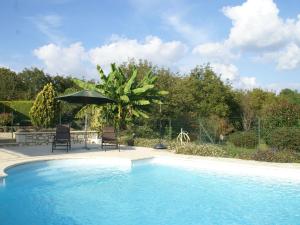 בריכת השחייה שנמצאת ב-Attractive holiday home in Montcl ra with pool או באזור