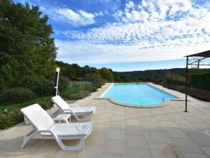 Attractive holiday home in Montcl ra with poolの敷地内または近くにあるプール