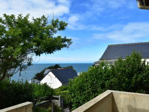 Cette maison offre une vue sur l'océan. dans l'établissement Scenic Holiday Home in Fermanville near Sea, à Fermanville