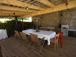 una mesa blanca y sillas en una terraza de madera en Holiday home with large garden, en Dun-les-Places