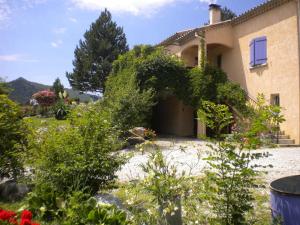 een huis met een bos planten ervoor bij Quiet holiday home with garden in Ponet-et-Saint-Auban