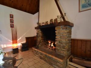 d'une cheminée en briques avec une cheminée. dans l'établissement Lovely holiday home in Guilberville, à Fourneaux