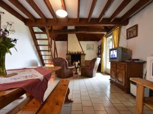 sala de estar con mesa y chimenea en Lovely holiday home in Guilberville en Fourneaux