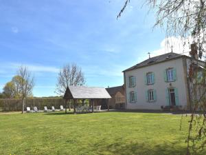 una gran casa blanca con cenador en un patio en Luxurious Mansion in Verneuil with Fenced Garden en Verneuil