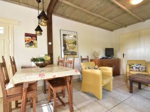 uma sala de jantar com mesa e cadeiras em Modern holiday home with lovely garden em Saint-Honoré-les-Bains