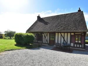 une petite maison avec un toit noir et blanc dans l'établissement Holiday home with garden, à Fontainejean