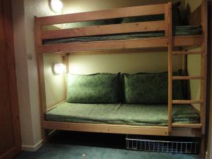 מיטה או מיטות קומותיים בחדר ב-Cosy apartment in the centre of fortified town Groenlo