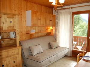 Le VillardにあるSplendid Home in Champagny-en-Vanoise with Liftの窓のあるリビングルーム(ソファ付)