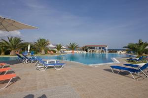 Bazén v ubytování Akti Corali Hotel nebo v jeho okolí