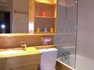 ein Bad mit einem WC, einem Waschbecken und einer Dusche in der Unterkunft Stylish Apartment in M ribel with Balcony in Méribel