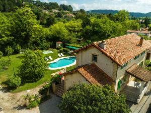 ロルグにあるInviting villa in Lorgues with enclosed gardenの家屋とスイミングプールの空中を望む