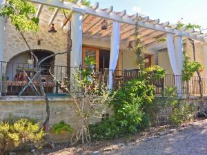 een huis met een pergola aan de zijkant bij Modern villa with private pool in Roquebrun in Crillon-le-Brave