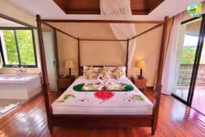 Ліжко або ліжка в номері Hula Hula Resort, Ao Nang -SHA Extra Plus