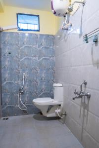 ein Bad mit einem WC und einer Dusche in der Unterkunft Fiji Villa in Puducherry