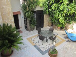 eine Terrasse mit einem Tisch, Stühlen und Pflanzen in der Unterkunft Attractive Villa in Giannoudi with Private Pool in Giannoudi