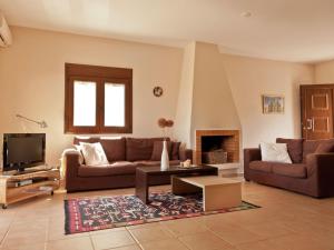 a living room with two couches and a tv at Apartment in the historic center -no parking- 100 meters from the lake in Prinés