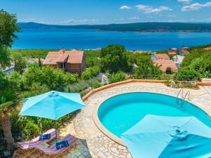 basen z parasolami i widokiem na wodę w obiekcie Rural house for two with sea view w Crikvenicy