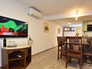 Televízia a/alebo spoločenská miestnosť v ubytovaní apartment, 3 km outside the historical centre
