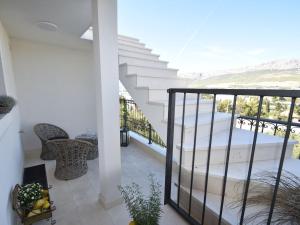 eine Treppe in einem Haus mit Aussicht in der Unterkunft Apartment in Split near Diocletian's Palace in Split