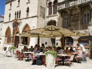Ein Restaurant oder anderes Speiselokal in der Unterkunft Apartment in Split near Diocletian's Palace 