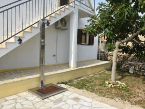 Το κτήριο όπου στεγάζεται  η παραθεριστική κατοικία
