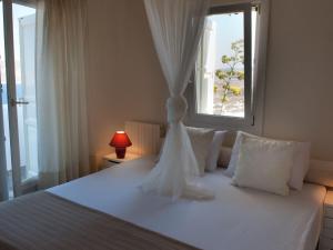 A bed or beds in a room at Villa in Mykonos near Agios Sostis Beach