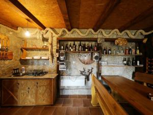 cocina con encimera y lavabo en una habitación en Charming Villa in Poli nik with Swimming Pool, en Poličnik